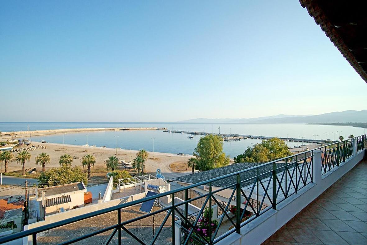 A View From The Attic Window. Kyparissia, Messinia Apartment